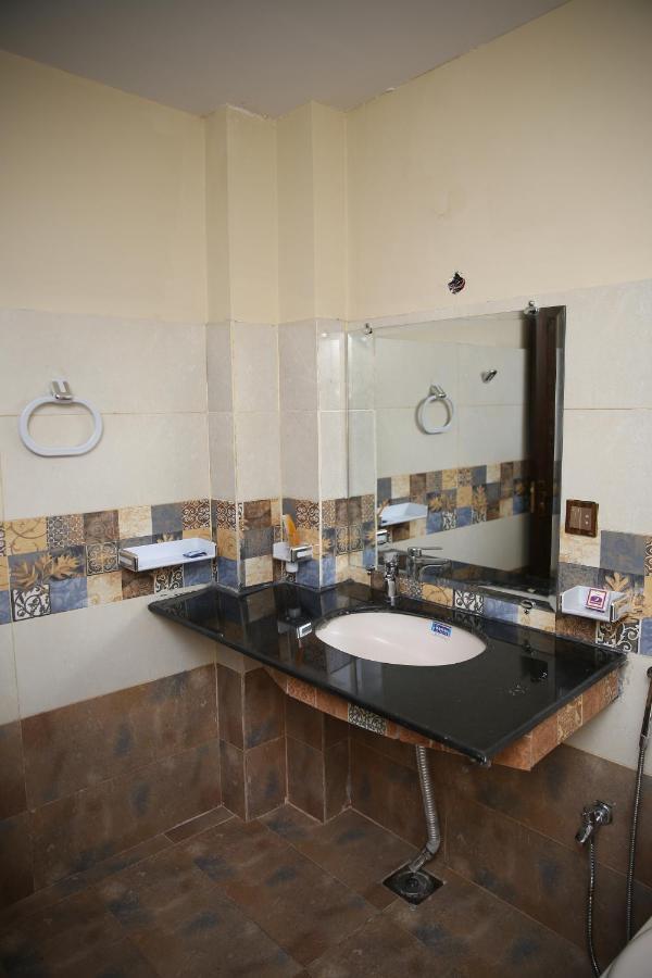 Premier Inn Davis Road ラホール エクステリア 写真
